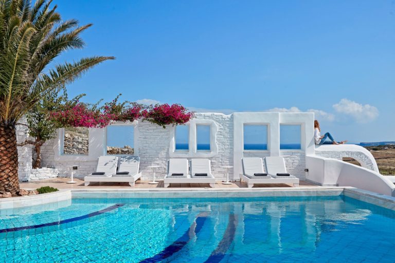 Volo + Hotel Bologna - Naousa, Paros - Mr and Mrs White Paros da 1898.73€