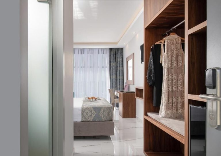 Volo + Hotel Bologna - Nikiti - 4-you Boutique da 305.04€