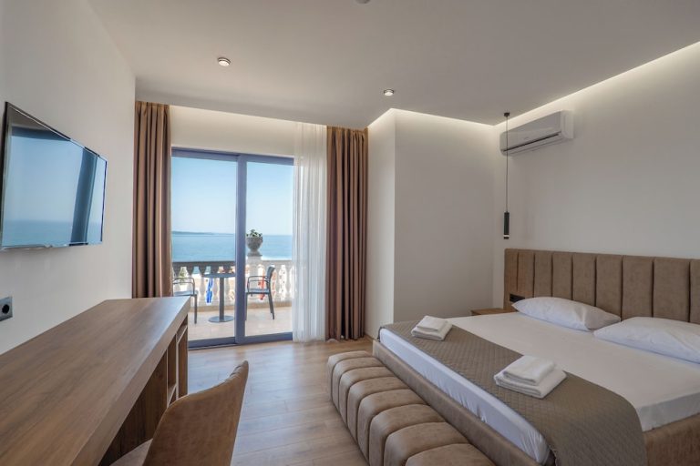 Volo + Hotel Catania - Costa albanese - Keos Hotel da 152.68€