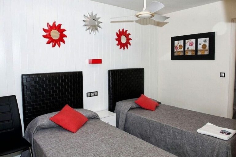 Volo + Hotel Bologna - Costa Brava, Spagna - Hostal Empordà da 232.02€