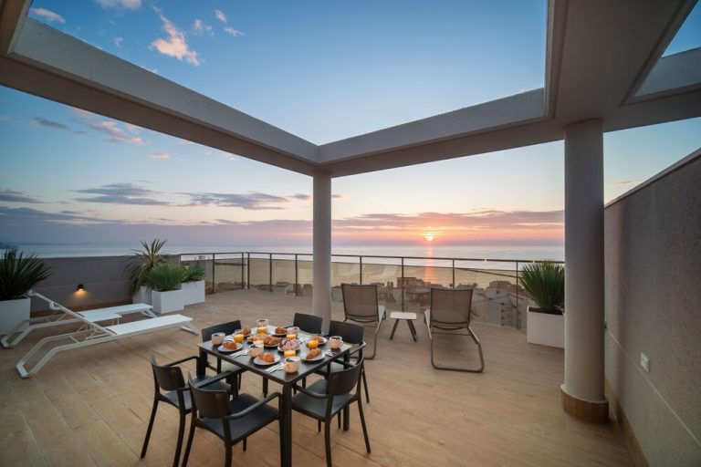 Volo + Hotel Bologna - San Juan de Alicante - Ahoy Apartments da 565.45€