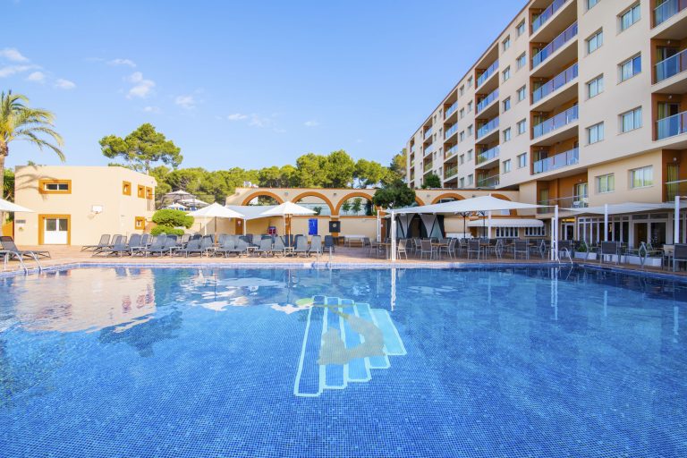Volo + Hotel Genova - Santa Eulalia del Río - BLUESEA Salina Ex MD Atlantic da 622.39€