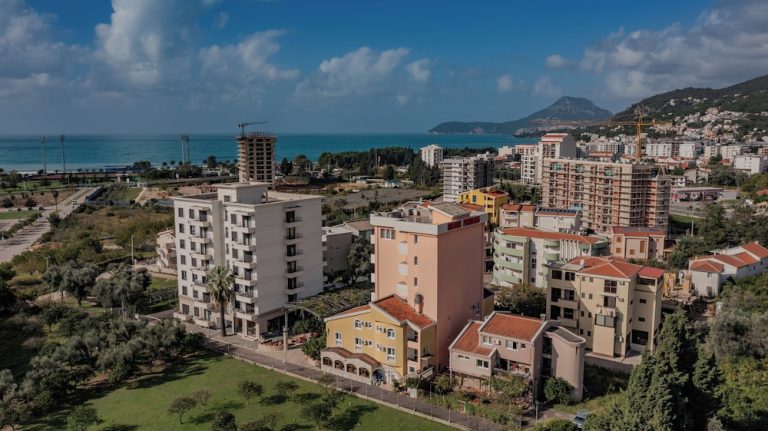 Volo + Hotel Milano - Sutomore - Hotel Pharos da 242.05€