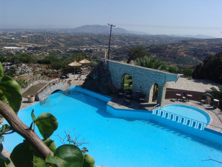 Volo + Hotel Bari - Heraklion - Arolithos Traditional Village Hotel da 410.52€