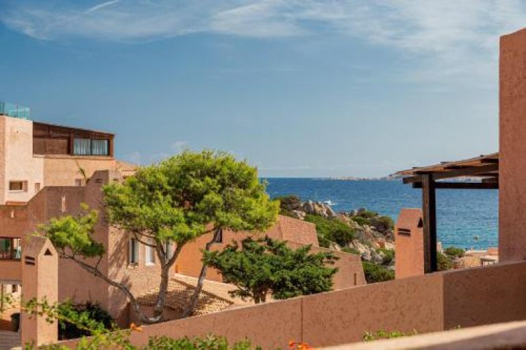 Volo + Hotel Bari - La Maddalena - Hotel Cala Lunga da 1067.83€