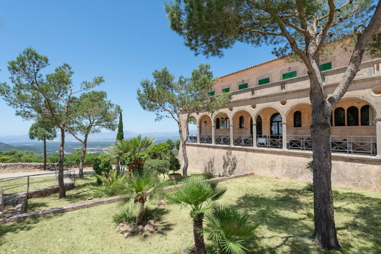 Volo + Hotel Genova - Llucmajor - Santuari de Cura da 696.36€