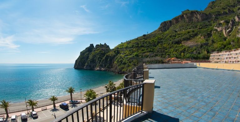 Volo + Hotel Brindisi - Taormina - Elihotel da 419€