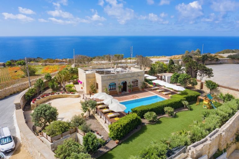 Volo + Hotel Cagliari - Floriana - Villa Munqar da 419.74€
