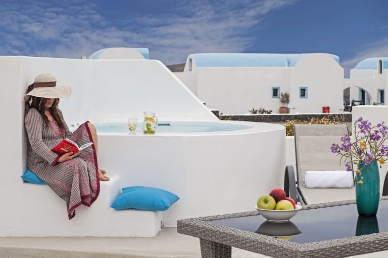 Volo + Hotel Cagliari - Mesariá - Athiri Santorini Hotel da 788.87€