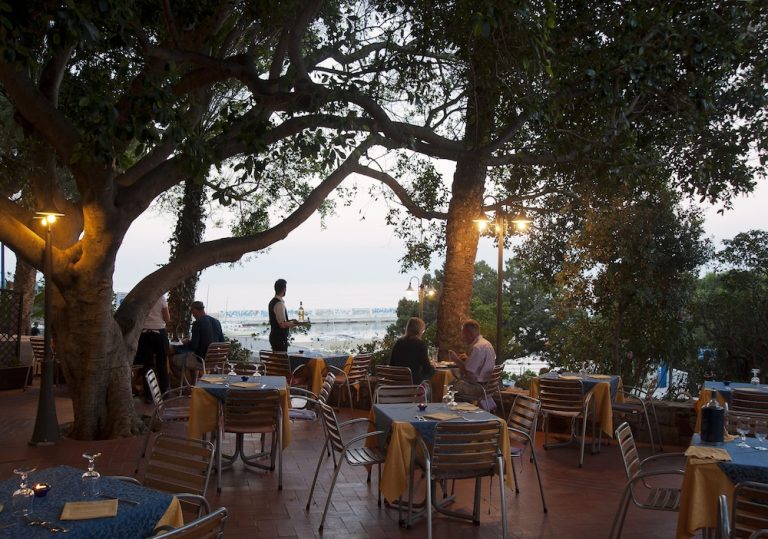 Volo + Hotel Genova - Cala Gonone - Albergo Miramare da 347.98€