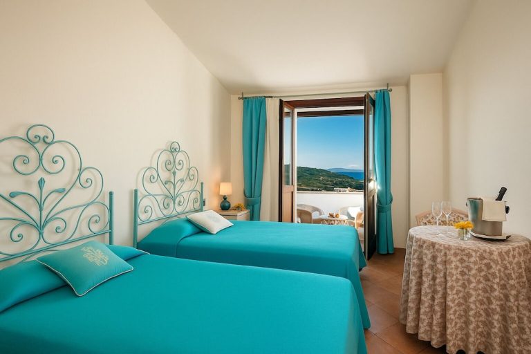 Volo + Hotel Catania - Porto Cervo - Hotiday Baja Sardinia Saline da 940.85€