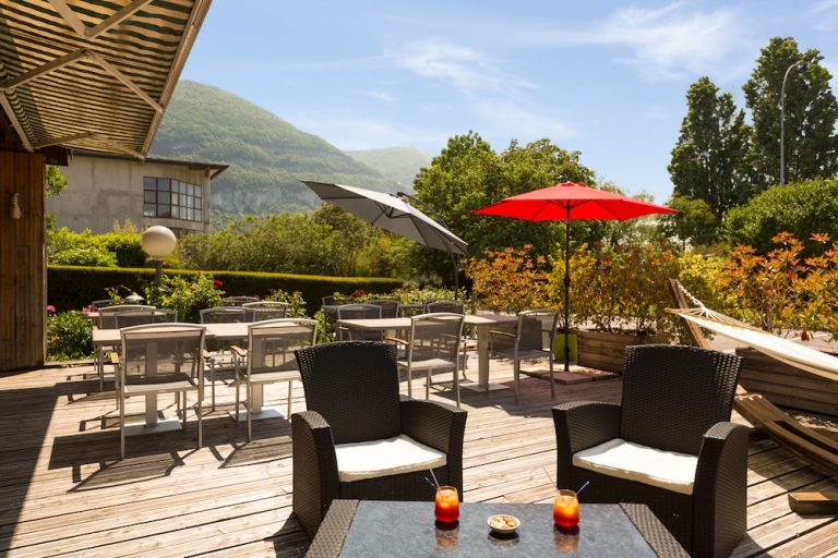 Volo + Hotel Napoli - Ginevra - The Originals Annemasse Sud - Porte de Genève da 294.88€