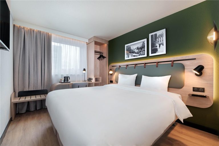 Volo + Hotel Genova - Parigi - Campanile PRIME - Suresnes - La Défense da 248.79€
