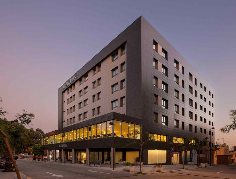 Volo + Hotel Milano - Algeciras - Suittes Hotel da 364.07€
