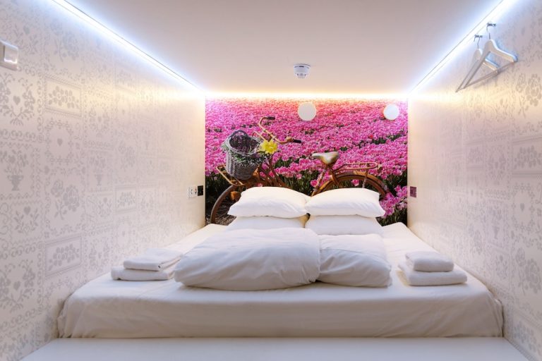 Volo + Hotel Napoli - Amsterdam - De Bedstee Boutique Capsules da 244.82€