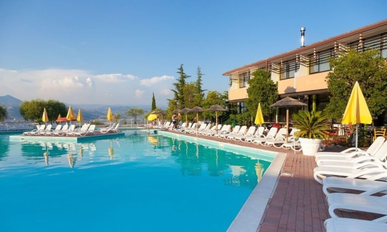Volo + Hotel Napoli - Castelnuovo del Garda - Hotel Centro Turistico Gardesano da 207.29€