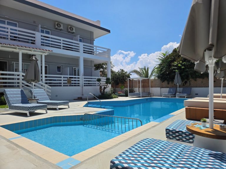 Volo + Hotel Milano - Chania - Eloque Simple living space da 145.12€