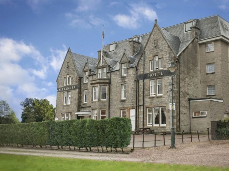 Volo + Hotel Milano - Fort William - Alexandra Hotel da 222.5€