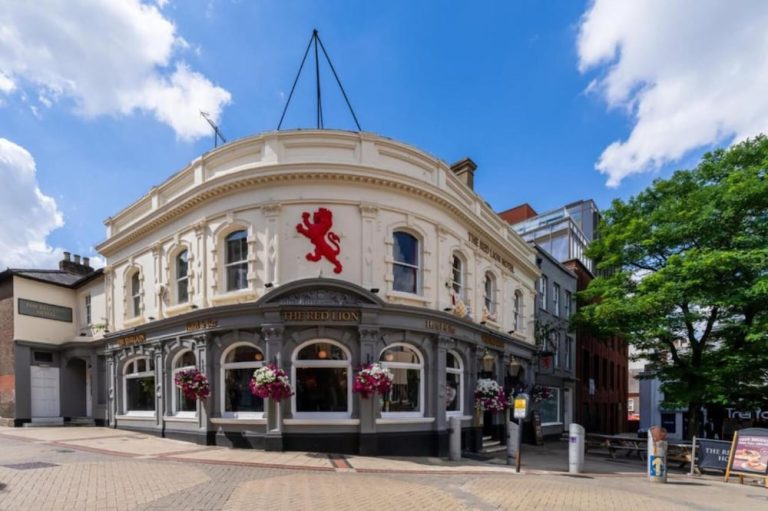 Volo + Hotel Milano - Luton - OYO The Red Lion Hotel da 82.35€