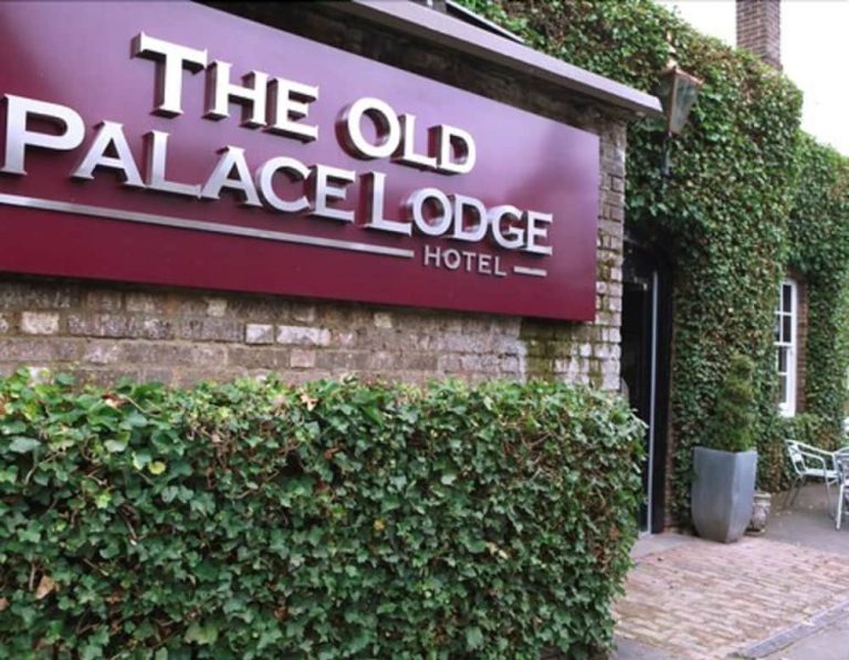 Volo + Hotel Milano - Luton - The Old Palace Lodge 4 Star Hotel da 96.28€