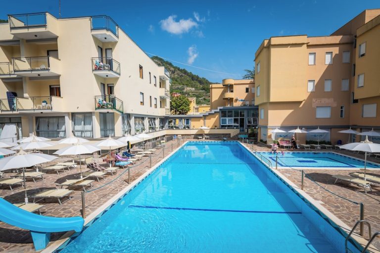 Volo + Hotel Milano - Maiori - Hotel San Pietro da 725.86€