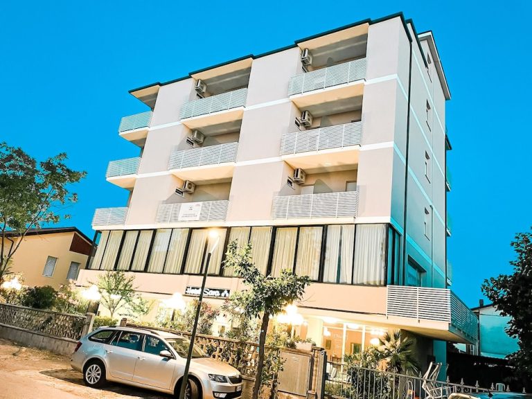 Volo + Hotel Milano - Riviera Romagnola, Mare Italia - Hotel Sara*** Cesenatico da 313.45€