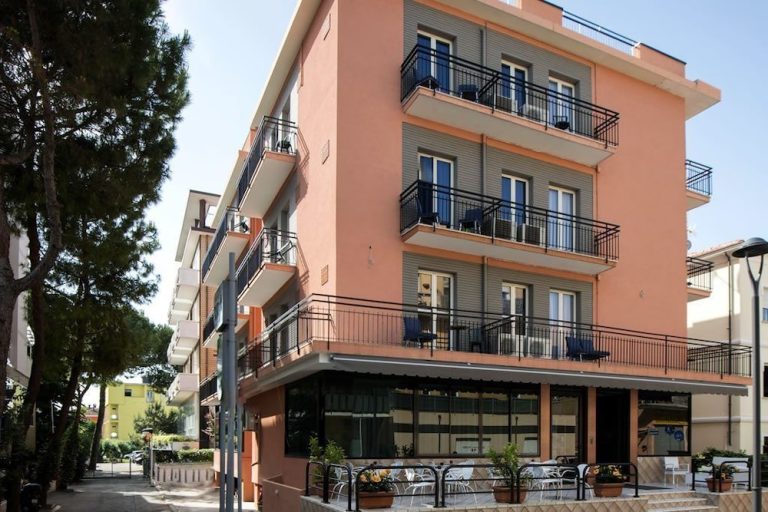 Volo + Hotel Milano - Riviera Romagnola, Mare Italia - Hotel Scarlet da 314.26€