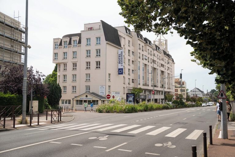 Volo + Hotel Milano - Saint-Denis (Ile-de-France) - HOTEL l'EAUBONNE da 185.49€
