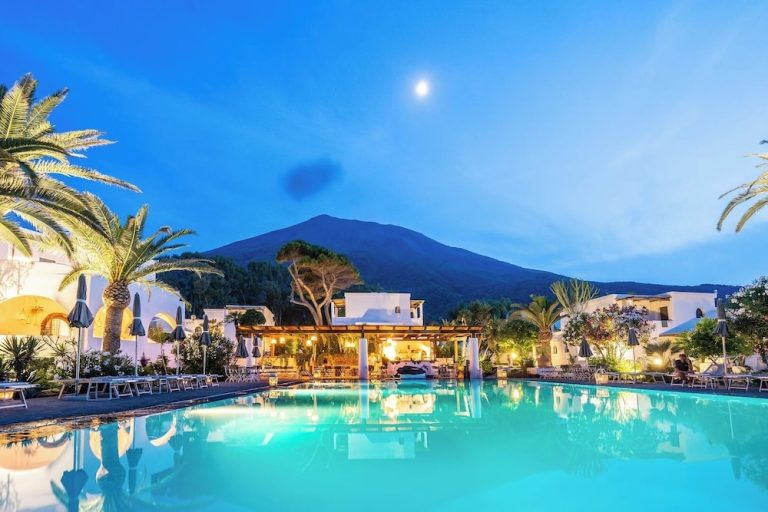 Volo + Hotel Napoli - Stromboli, Isole Eolie - La Sciara Resort Hotel da 386.36€