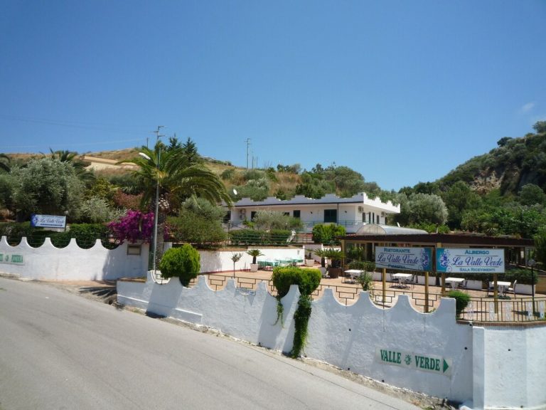 Volo + Hotel Milano - Tropea - La Valle Verde hotel ristorante pizzeria da 186.62€