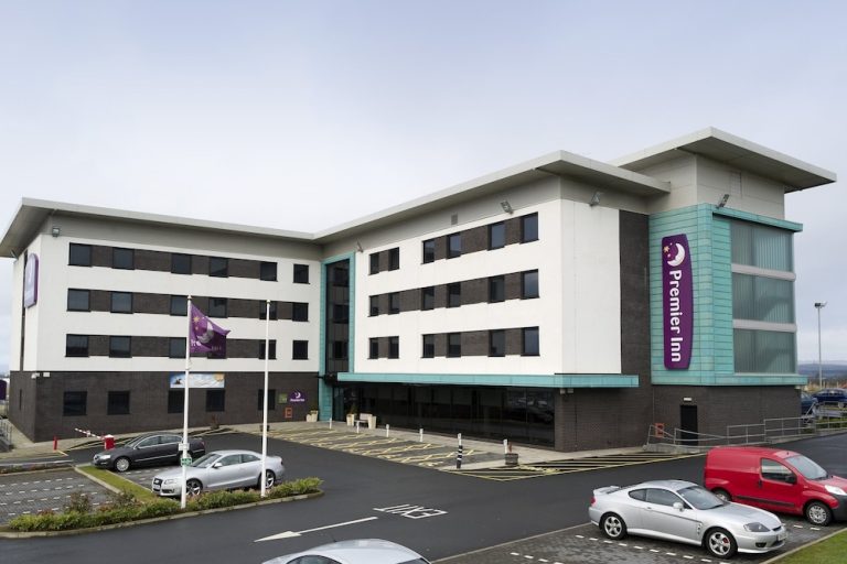 Volo + Hotel Napoli - Ayr - Premier Inn Ayr A77/Racecourse da 697.37€