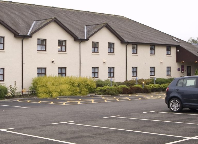 Volo + Hotel Napoli - Glasgow - Premier Inn Glasgow - Motherwell da 596.61€