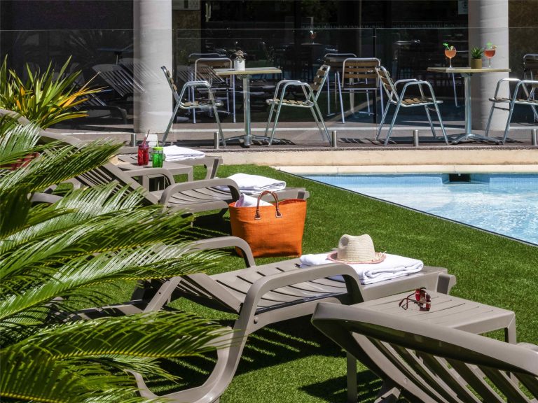 Volo + Hotel Napoli - Hyeres - ibis Hyeres Centre da 404.59€