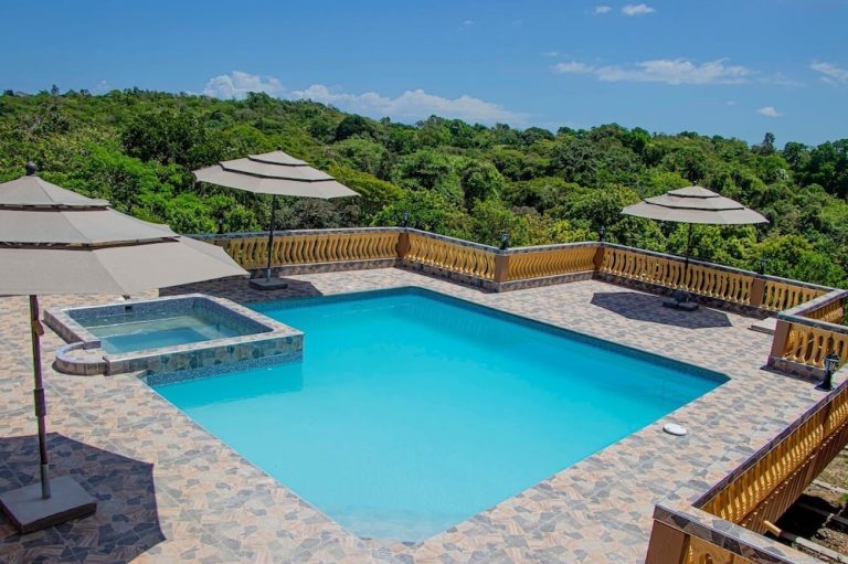 Volo + Hotel Napoli - Runaway Bay - Blue Berry Hills Villa da 3031.02€