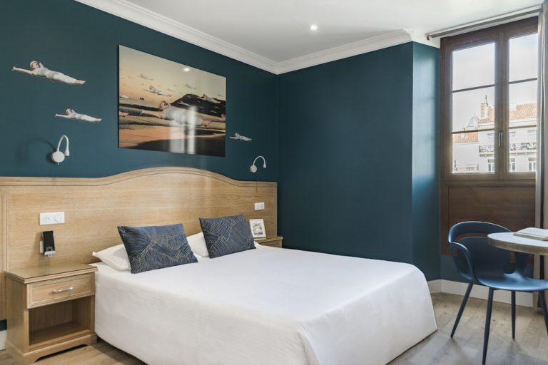 Volo + Hotel Napoli - Tolone - Grand Hôtel de la Gare Toulon - Boutique Hôtel da 360.12€