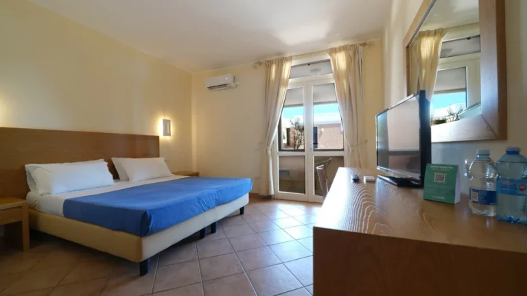 CLUB ESSE ROCCARUJA a Stintino, Sardegna: Soggiorno+Nave+Auto al seguito - 7 notti da 1811€